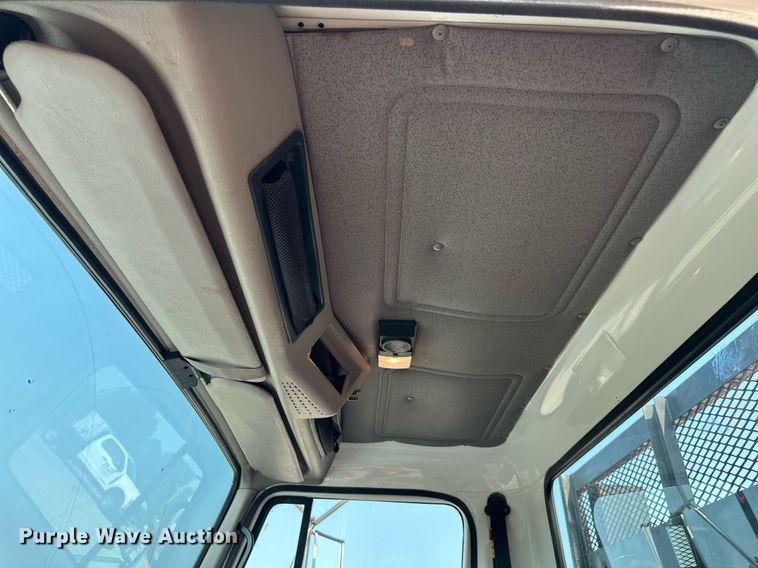 image for item DO5052 2000 International 4700  flatbed truck