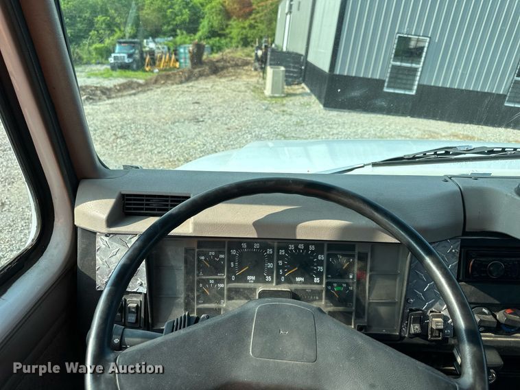 image for item DO5052 2000 International 4700  flatbed truck