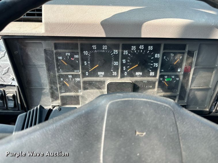 image for item DO5052 2000 International 4700  flatbed truck