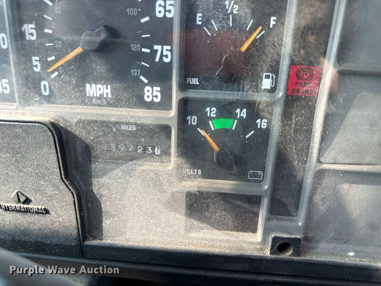 image for item DO5052 2000 International 4700  flatbed truck