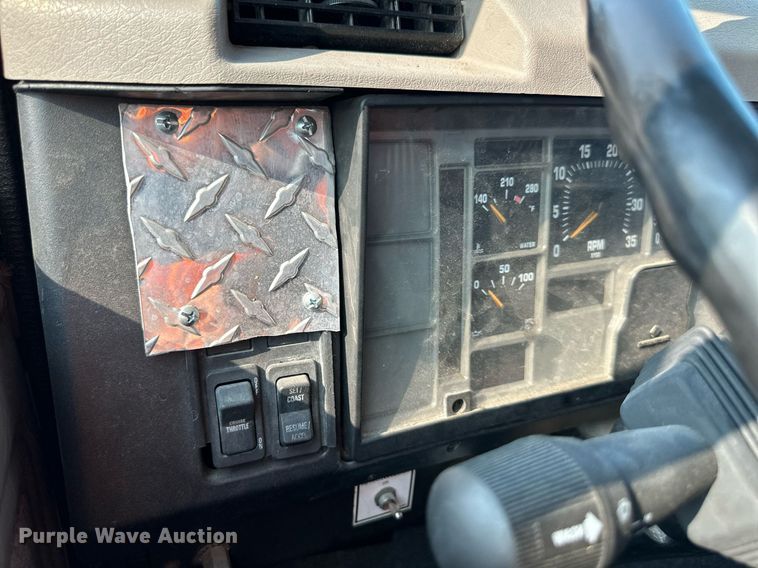 image for item DO5052 2000 International 4700  flatbed truck