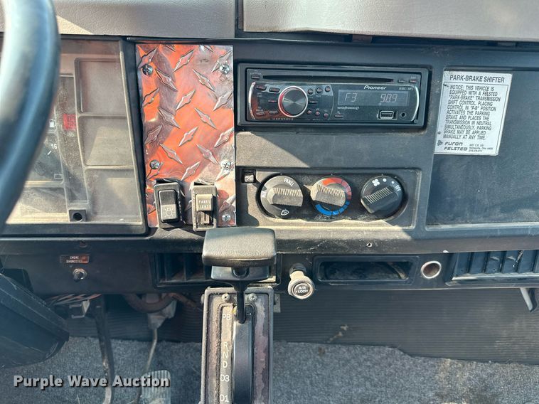 image for item DO5052 2000 International 4700  flatbed truck