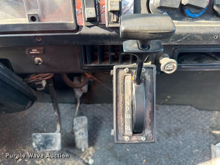 image for item DO5052 2000 International 4700  flatbed truck