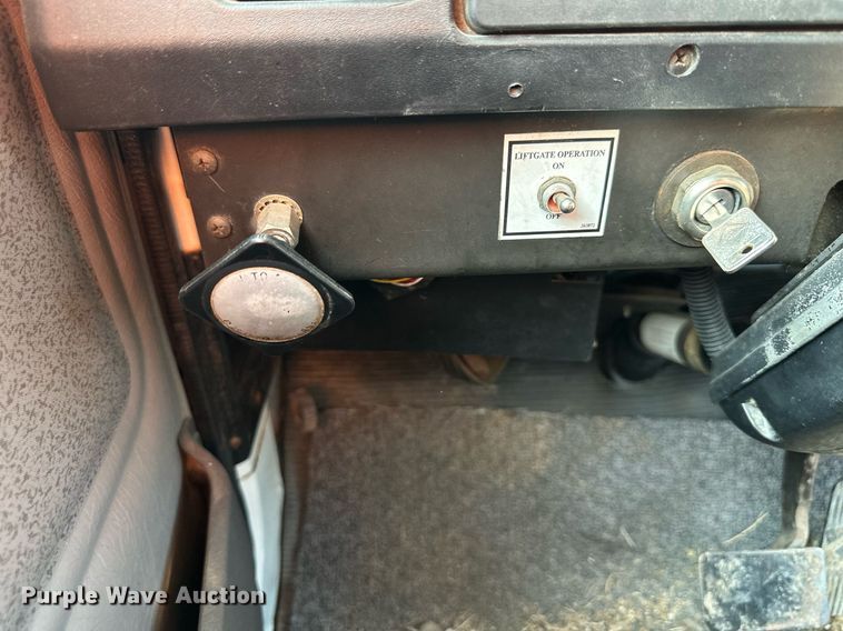 image for item DO5052 2000 International 4700  flatbed truck