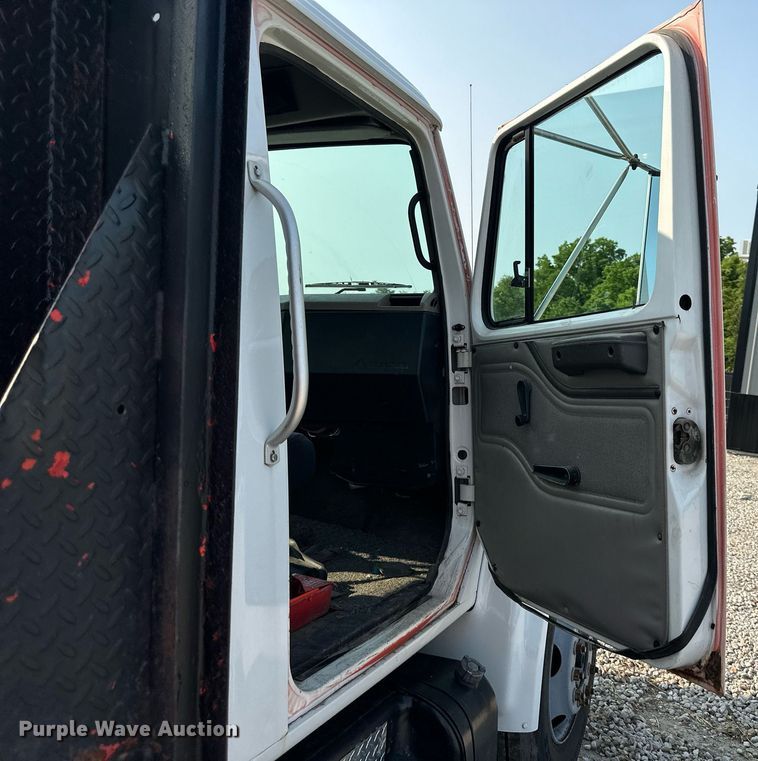 image for item DO5052 2000 International 4700  flatbed truck