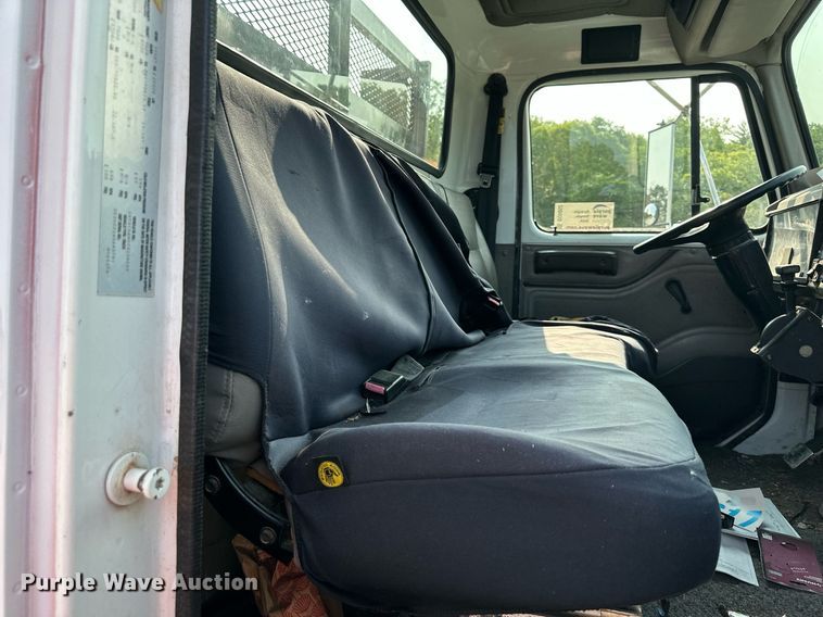 image for item DO5052 2000 International 4700  flatbed truck