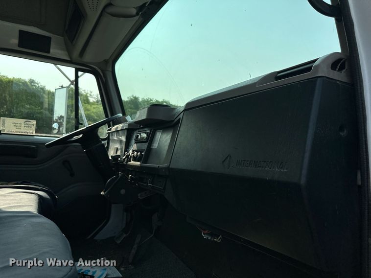 image for item DO5052 2000 International 4700  flatbed truck