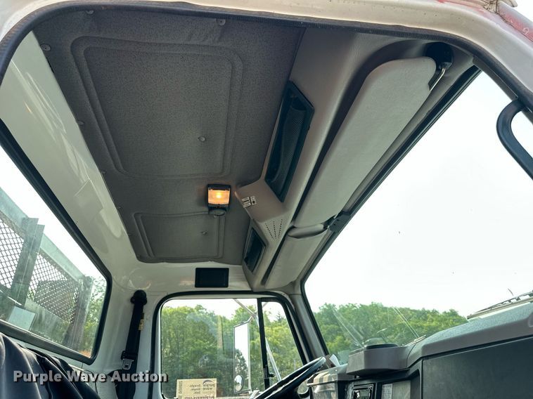 image for item DO5052 2000 International 4700  flatbed truck