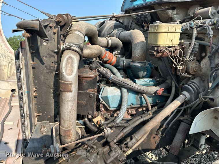 image for item DO5052 2000 International 4700  flatbed truck