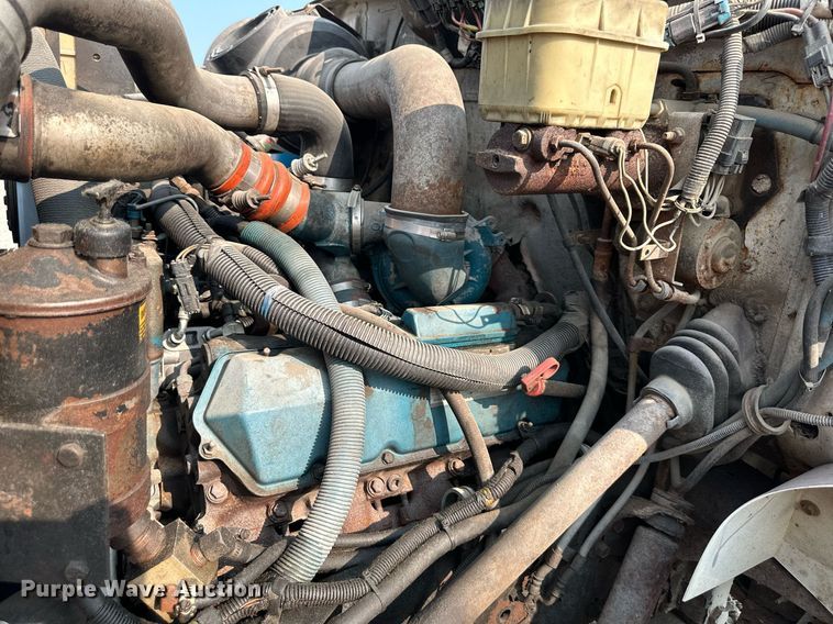 image for item DO5052 2000 International 4700  flatbed truck