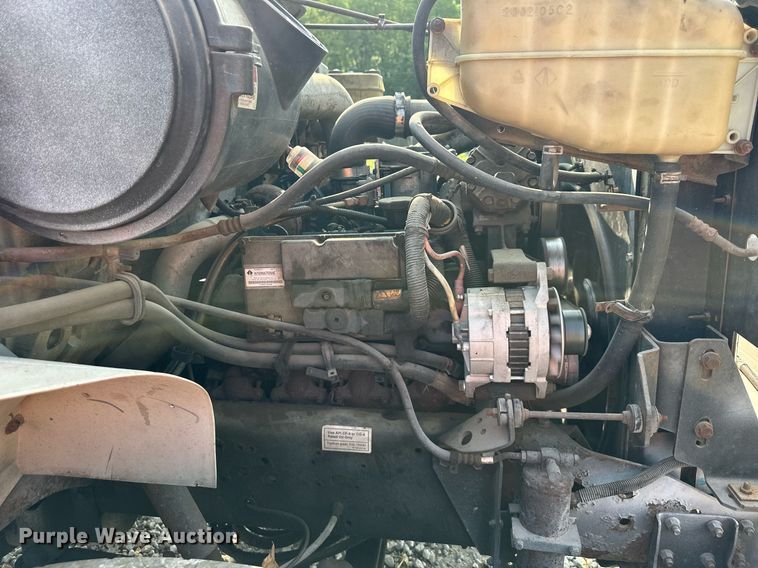 image for item DO5052 2000 International 4700  flatbed truck