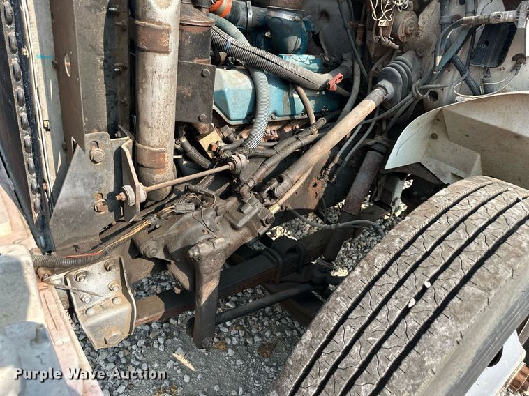 image for item DO5052 2000 International 4700  flatbed truck