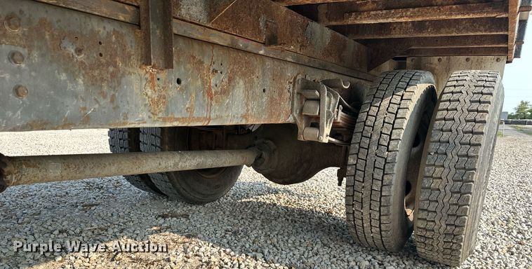 image for item DO5052 2000 International 4700  flatbed truck