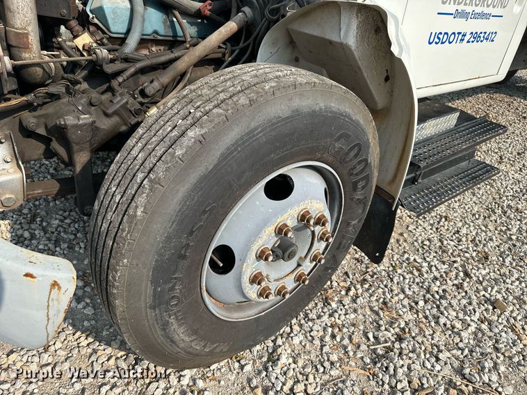 image for item DO5052 2000 International 4700  flatbed truck