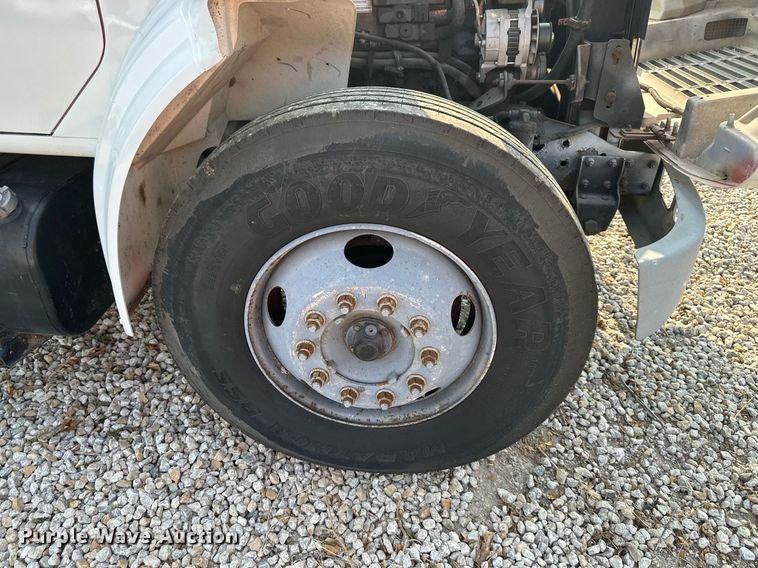 image for item DO5052 2000 International 4700  flatbed truck