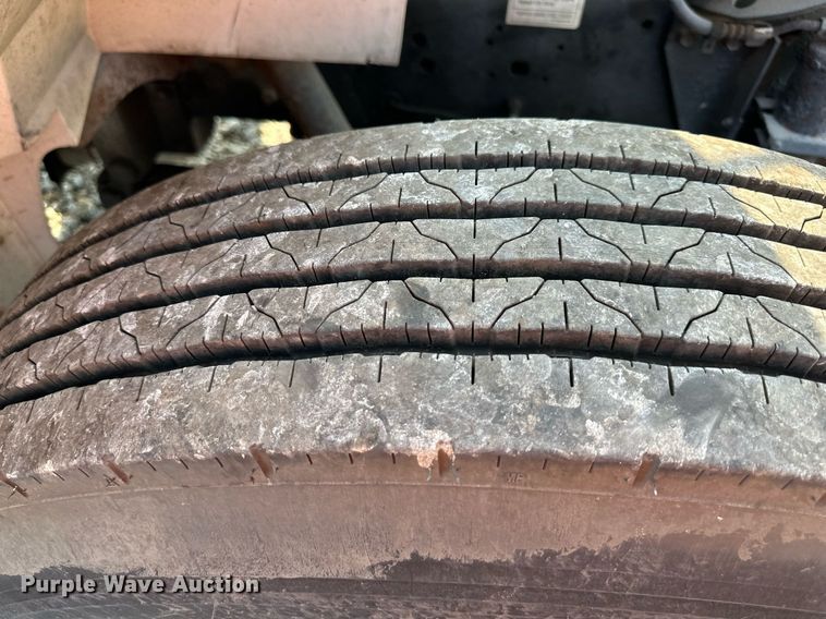 image for item DO5052 2000 International 4700  flatbed truck