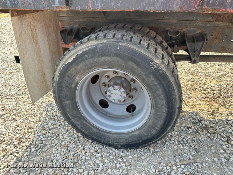 image for item DO5052 2000 International 4700  flatbed truck