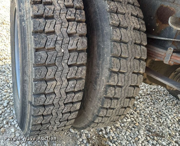 image for item DO5052 2000 International 4700  flatbed truck