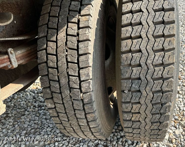 image for item DO5052 2000 International 4700  flatbed truck