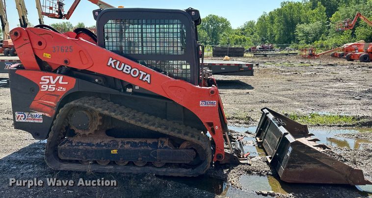 image for item DO5057 2017 Kubota SVL95-2S  tracked skid steer loader