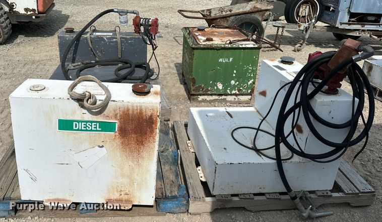 image for item DO5064 (4) fuel tanks