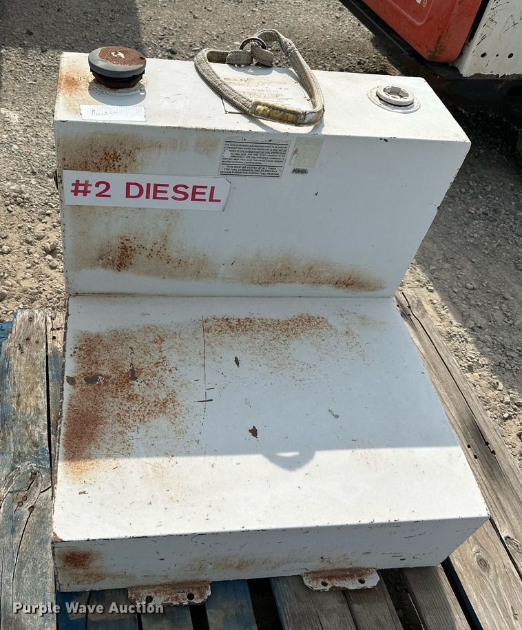 image for item DO5064 (4) fuel tanks
