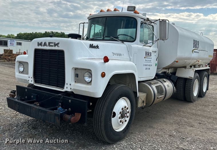 image for item DO5091 1989 Mack R688ST  water truck