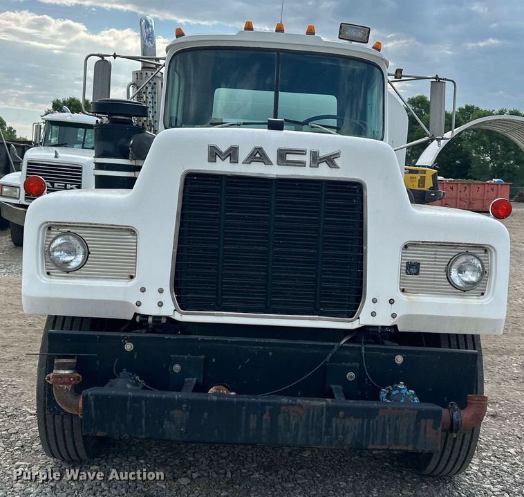 image for item DO5091 1989 Mack R688ST  water truck