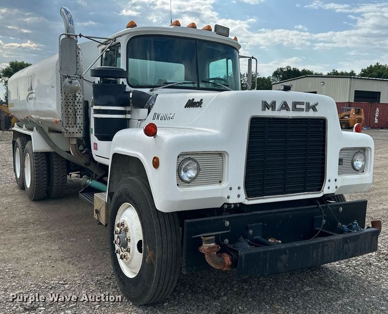 image for item DO5091 1989 Mack R688ST  water truck