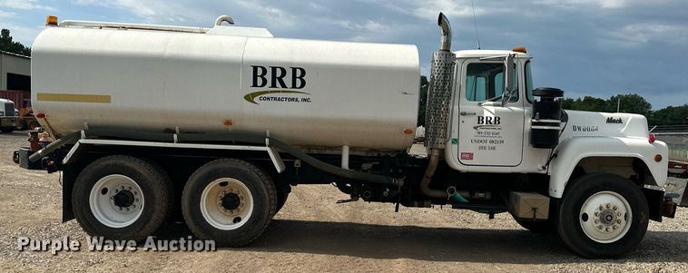 image for item DO5091 1989 Mack R688ST  water truck