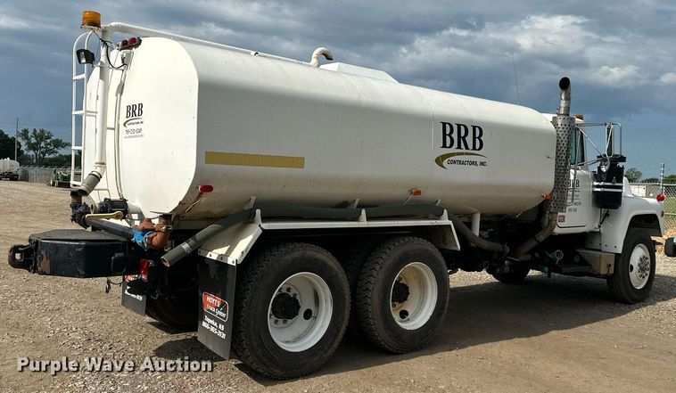 image for item DO5091 1989 Mack R688ST  water truck