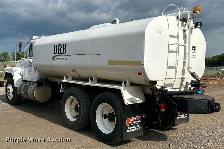image for item DO5091 1989 Mack R688ST  water truck