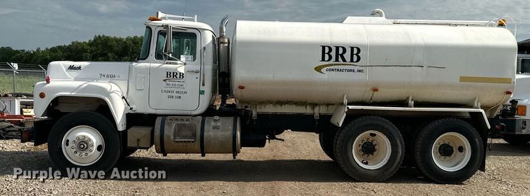 image for item DO5091 1989 Mack R688ST  water truck