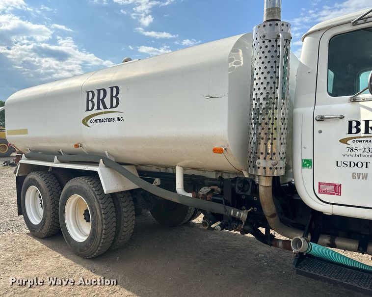 image for item DO5091 1989 Mack R688ST  water truck