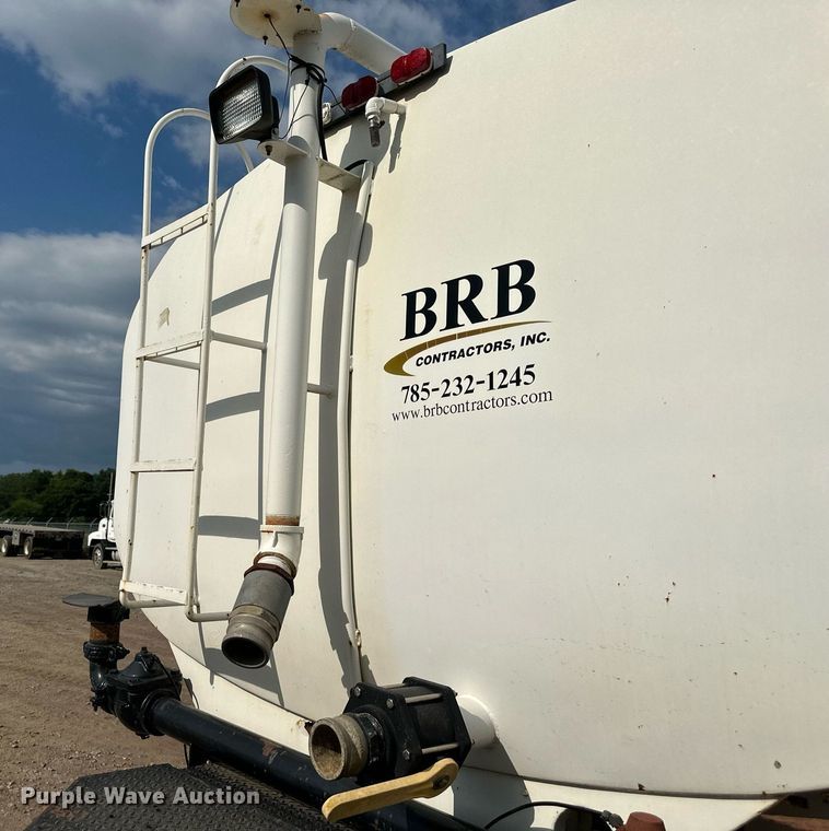 image for item DO5091 1989 Mack R688ST  water truck