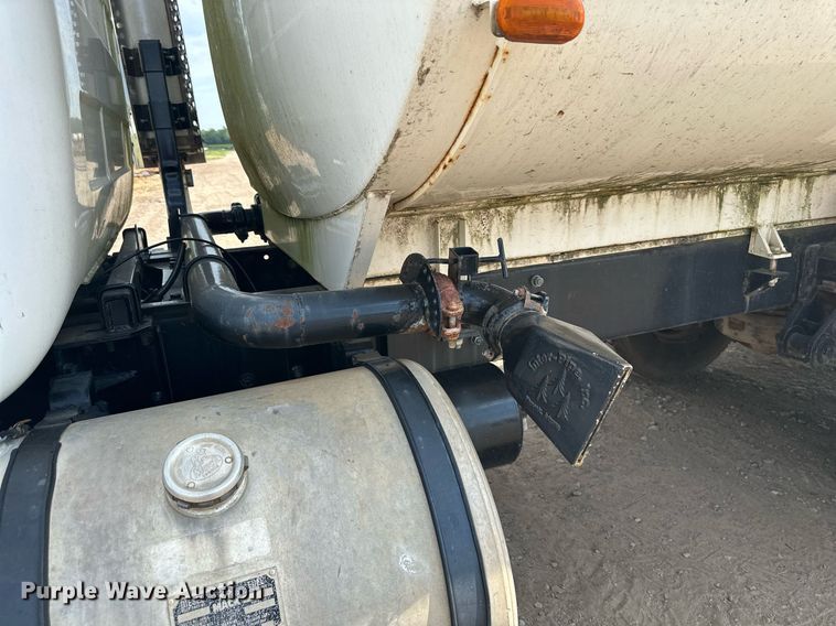 image for item DO5091 1989 Mack R688ST  water truck