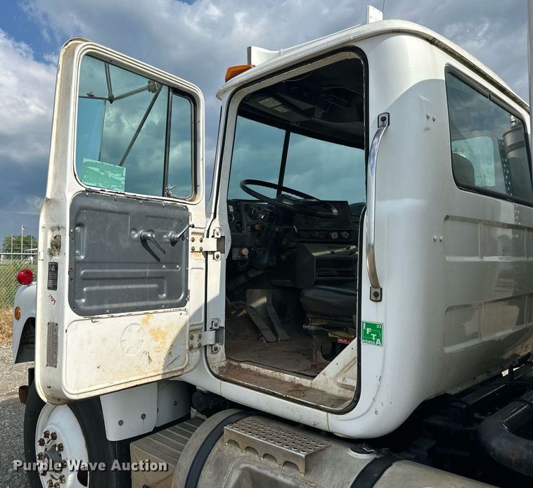 image for item DO5091 1989 Mack R688ST  water truck