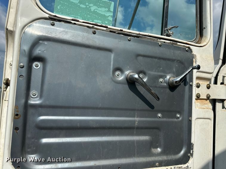 image for item DO5091 1989 Mack R688ST  water truck