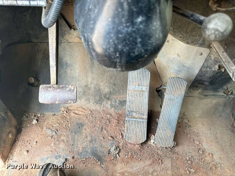 image for item DO5091 1989 Mack R688ST  water truck