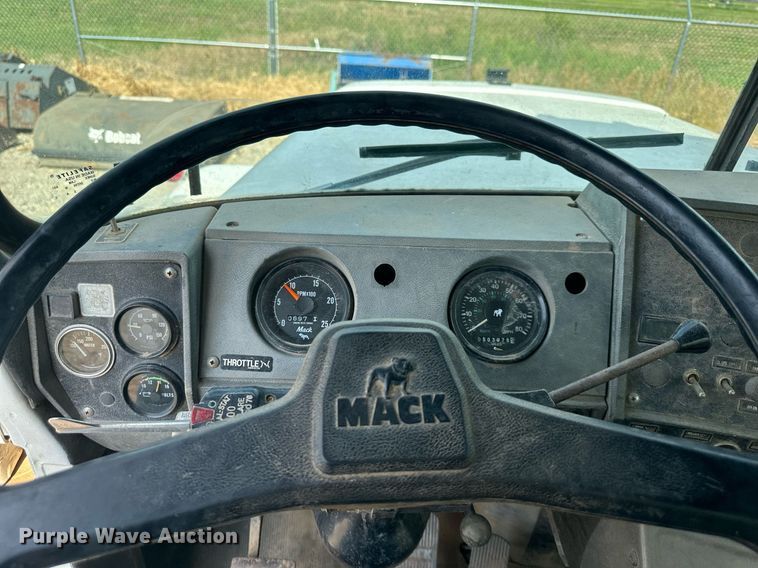 image for item DO5091 1989 Mack R688ST  water truck