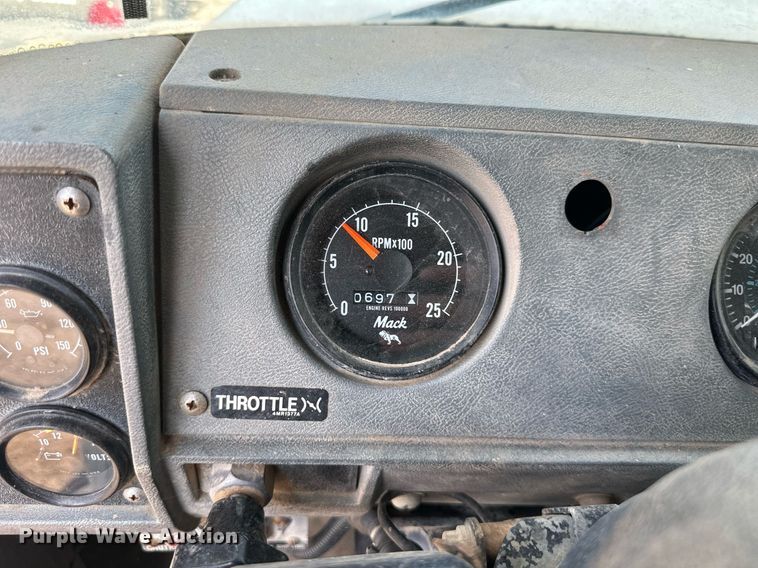 image for item DO5091 1989 Mack R688ST  water truck