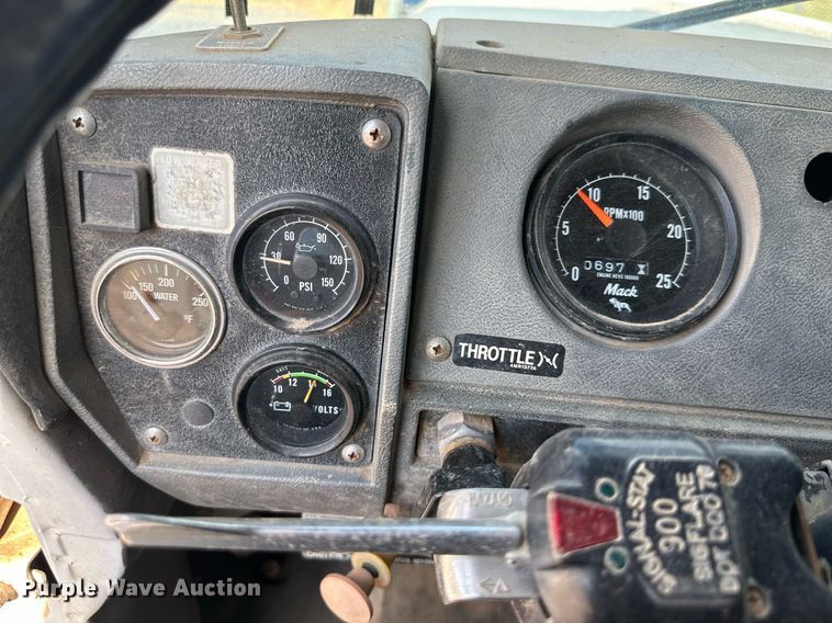 image for item DO5091 1989 Mack R688ST  water truck