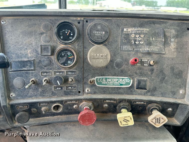 image for item DO5091 1989 Mack R688ST  water truck