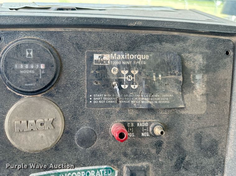 image for item DO5091 1989 Mack R688ST  water truck