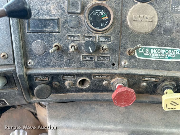 image for item DO5091 1989 Mack R688ST  water truck