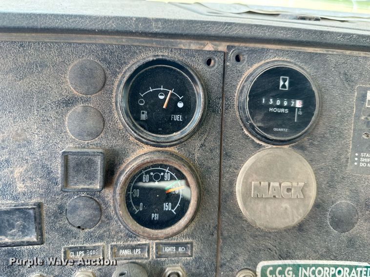 image for item DO5091 1989 Mack R688ST  water truck