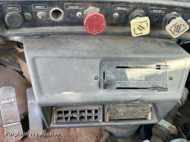 image for item DO5091 1989 Mack R688ST  water truck