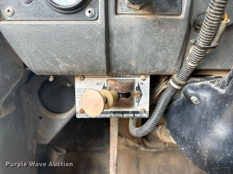 image for item DO5091 1989 Mack R688ST  water truck