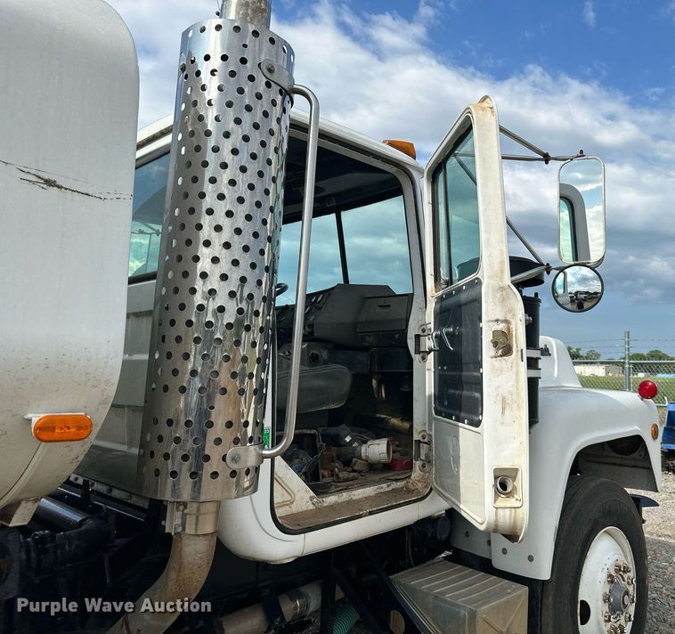 image for item DO5091 1989 Mack R688ST  water truck