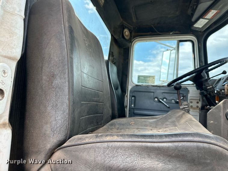 image for item DO5091 1989 Mack R688ST  water truck